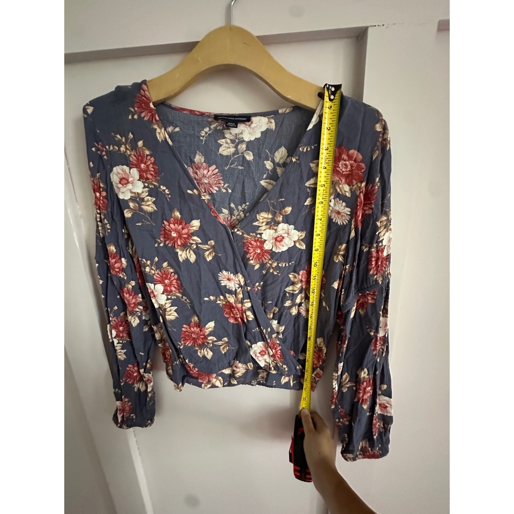 American Eagle Floral Wrap Blouse Blue‎ Red Long Sleeve Smocked Crop Top Medium - Picture 5 of 6
